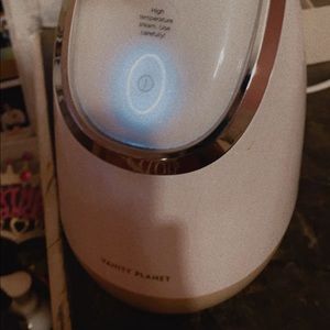 Vanity planet face humidifier